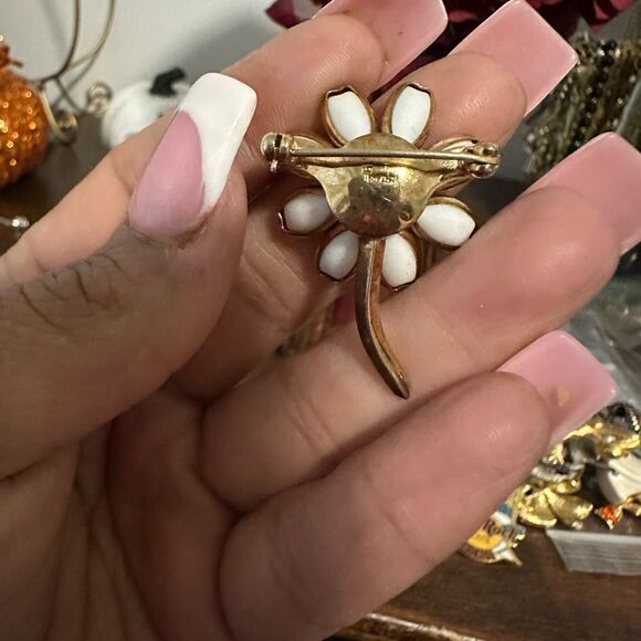 Vintage Trifari Signed Flower With Enamel Petals and Gold Tone Stem - Picture 2 of 3